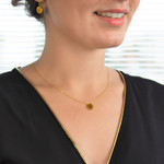 Collier or 750 jaune oeil de tigre ovale 45 cm - vue porté 1