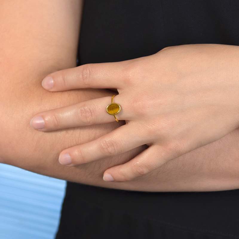 Bague or 750 jaune oeil de tigre ovale - vue porté 1