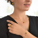 Bague or 750 jaune oeil de tigre ovale - vue porté 2