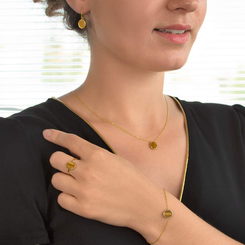 Bague or 750 jaune oeil de tigre ovale - vue porté 2