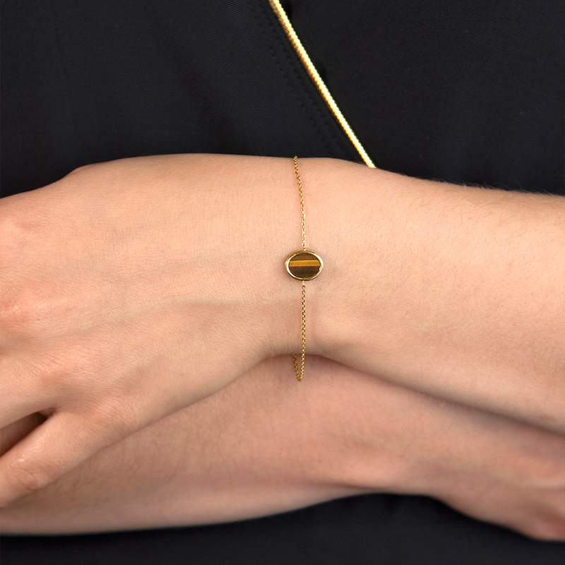 Bracelet or 750 jaune oeil de tigre ovale 18.5 cm - vue porté 1