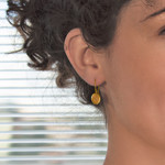 Boucles d'oreilles pendants or 750 jaune oeil de tigre ovale. - vue porté 1