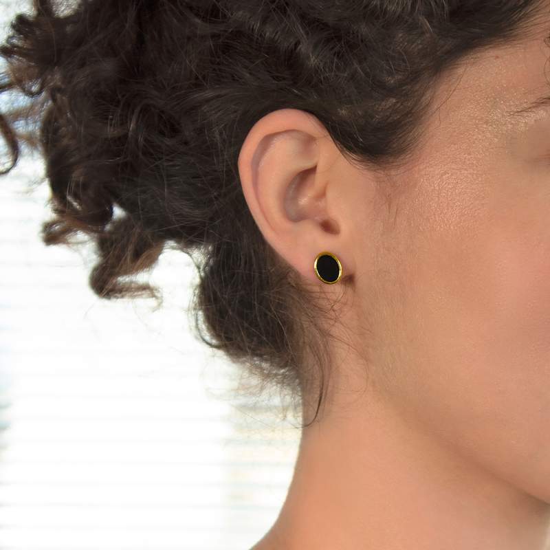 Boucles d'oreilles or 750 jaune onyx ovale - vue porté 1