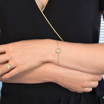 Bracelet or 750 jaune nacre blanche ronde 18.5 cm - vue porté 1