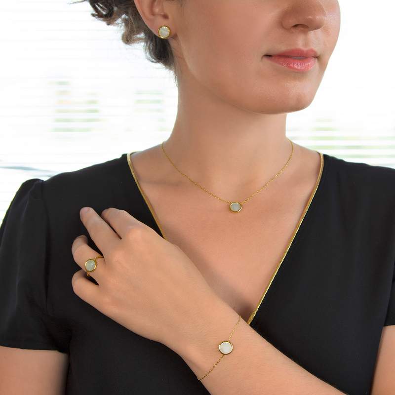 Bracelet or 750 jaune nacre blanche ronde 18.5 cm - vue porté 2