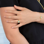 Bague or 750 jaune nacre blanche ronde. - vue porté 1