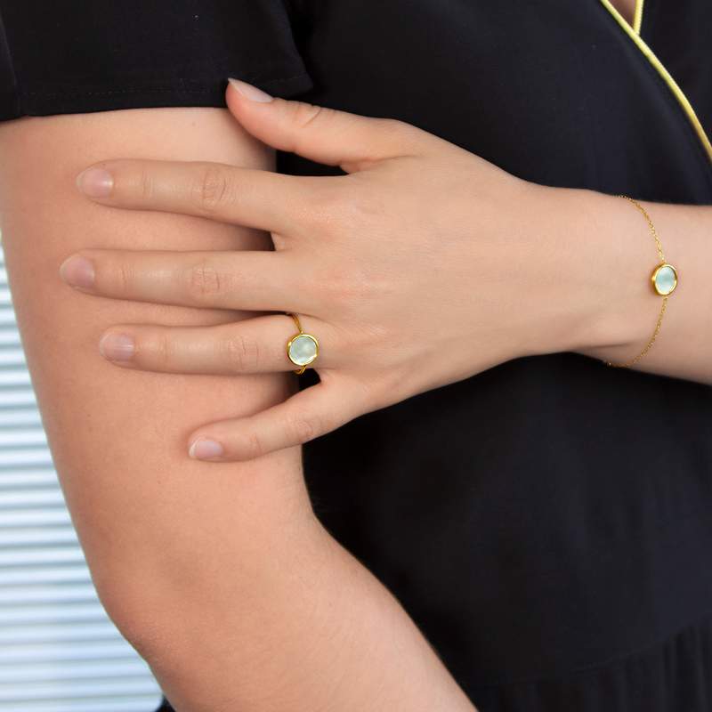 Bague or 750 jaune nacre blanche ronde. - vue porté 1