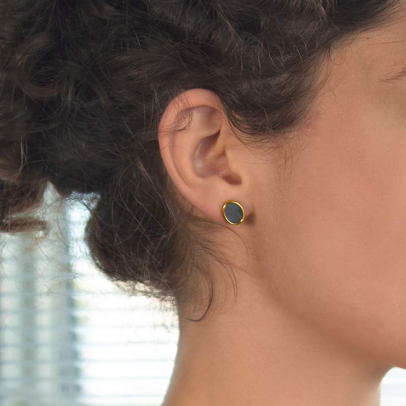 Boucles d'oreilles or 750 jaune nacres grises ovales. - vue porté 1