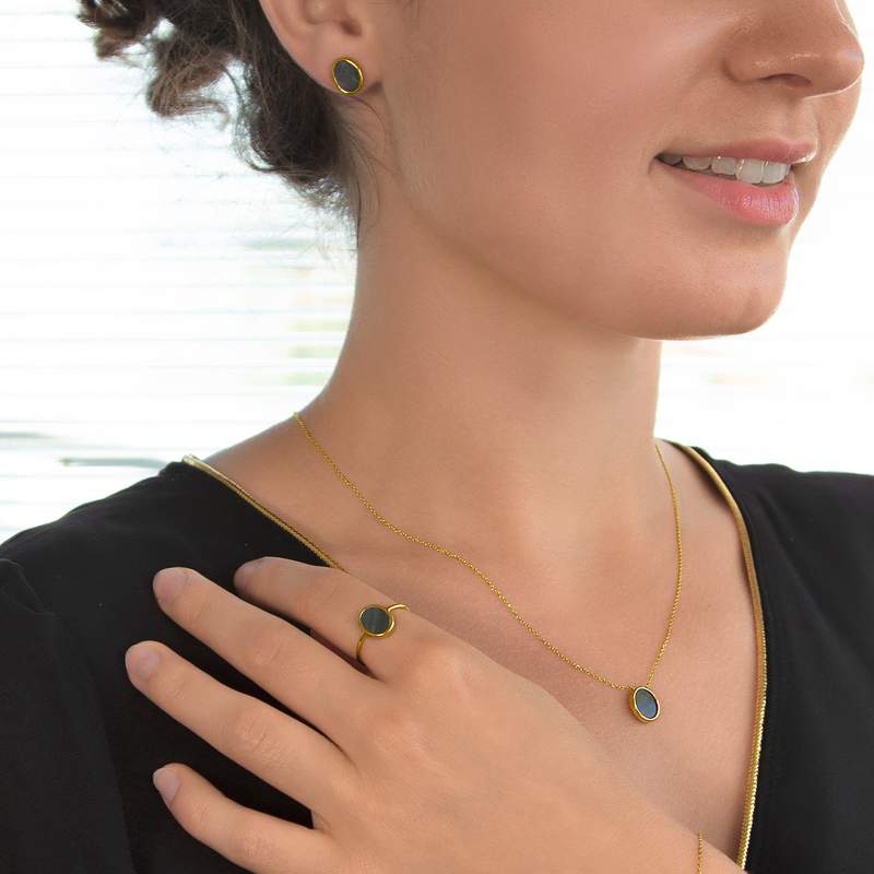 Boucles d'oreilles or 750 jaune nacres grises ovales. - vue porté 2