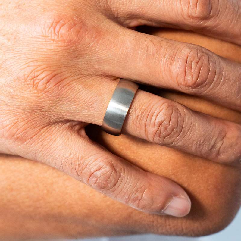 Bague acier gris intérieur doré jaune - vue porté 1