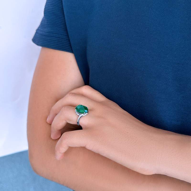 Bague argent 925 pierre synthétique verte et zirconias - vue porté 1