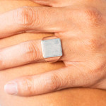 Chevalière argent 925 facetté et or 750 jaune 2 initiales - vue porté 1