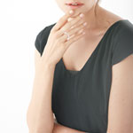 Bague résine blanche zirconia - vue porté 1