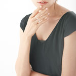 Bague résine rose pâle zirconia - vue porté 1