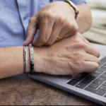 Bracelet argent 925 zirconias noirs et perles en agates noires - vue porté 2