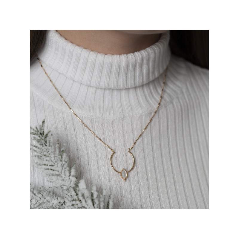 Collier doré nacre d'imitation 45 cm - vue porté 2