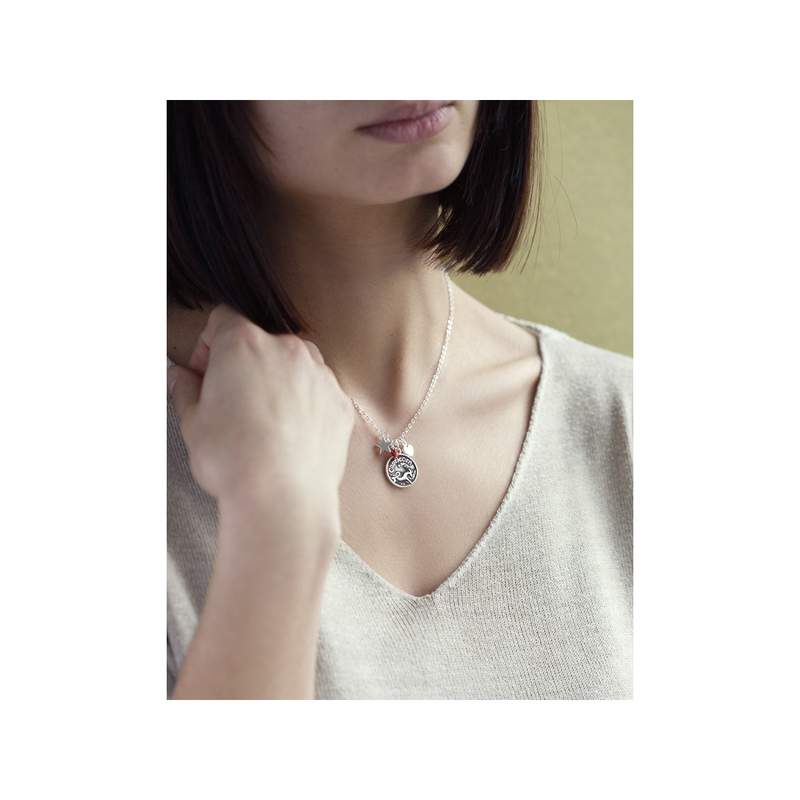 Collier laiton rhodié capricorne - vue porté 2