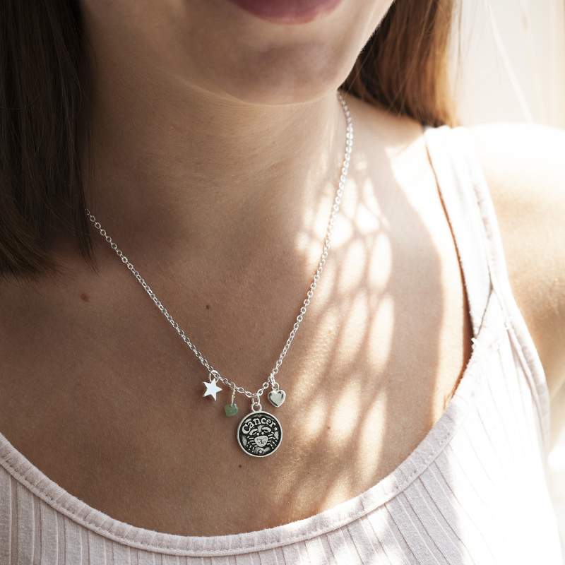 Collier laiton rhodié cancer - vue porté 2