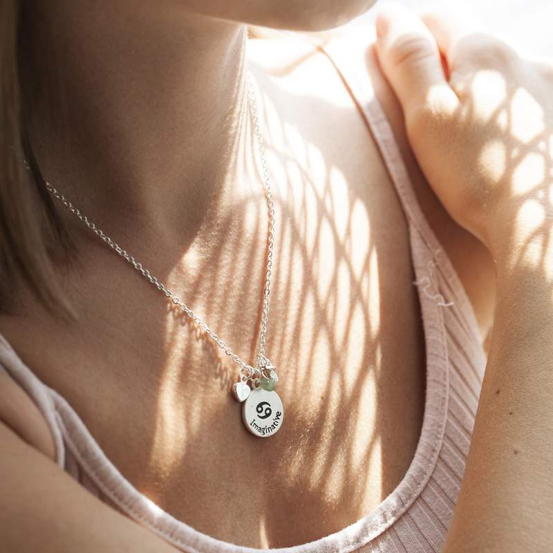 Collier laiton rhodié cancer - vue porté 3