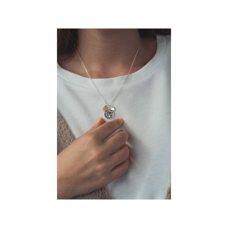 Collier laiton rhodié scorpion - vue porté 2