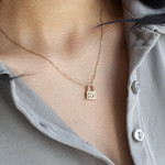 Collier plaqué or jaune, motif cadenas zirconia 45 cm - vue porté 1