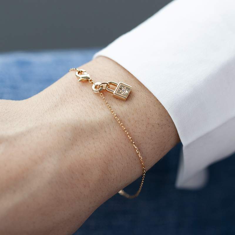 Bracelet plaqué or jaune motif cadenas, zirconia 18 cm - vue porté 1