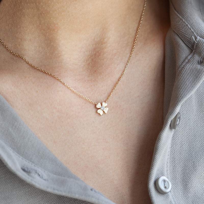 Collier plaqué or jaune, motif fleur zirconia 45 cm - vue porté 1