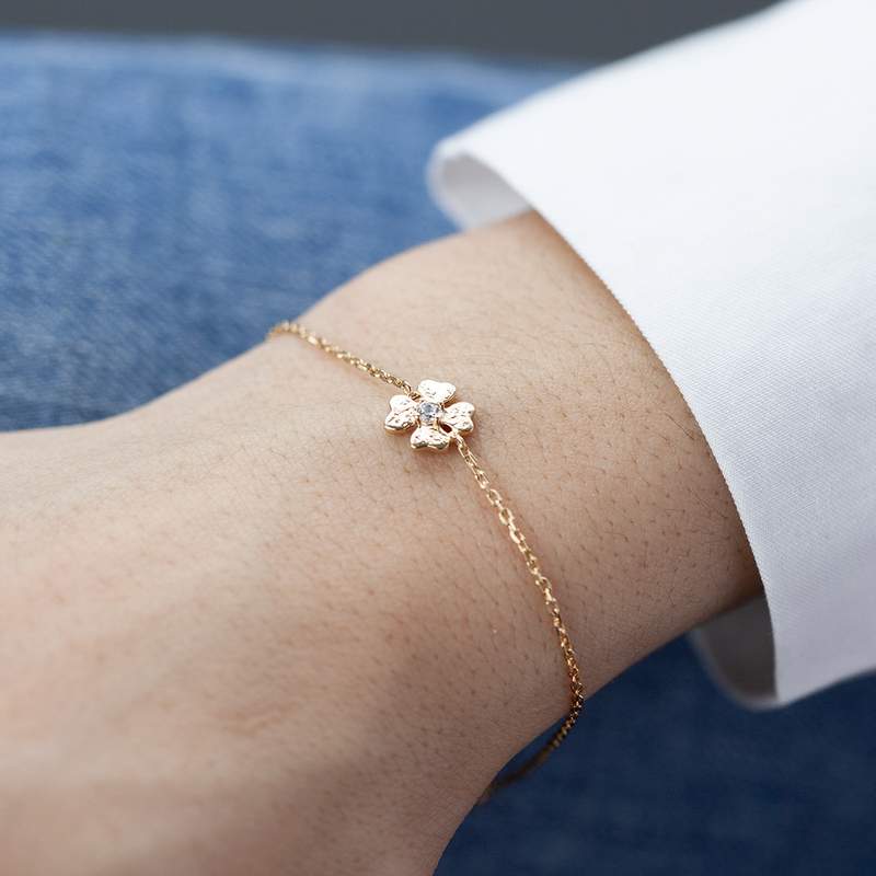 Bracelet plaqué or jaune, motif fleur zirconia 18 cm - vue porté 1