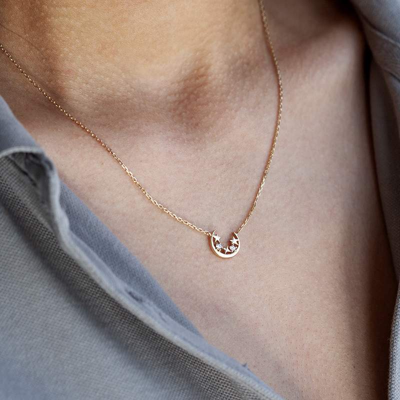 Collier plaqué or jaune, motif lune et étoiles zirconias 45 cm - vue porté 1