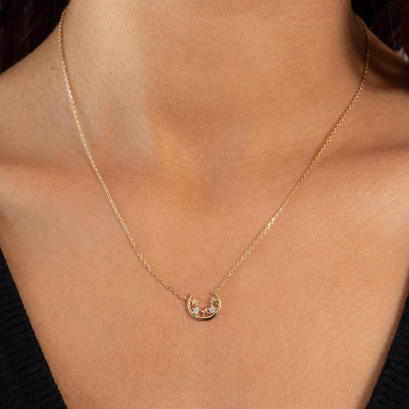 Collier plaqué or jaune, motif lune et étoiles zirconias 45 cm - vue porté 2