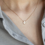 Collier plaqué or jaune médaillon perlé zirconias 45 cm - vue porté 1