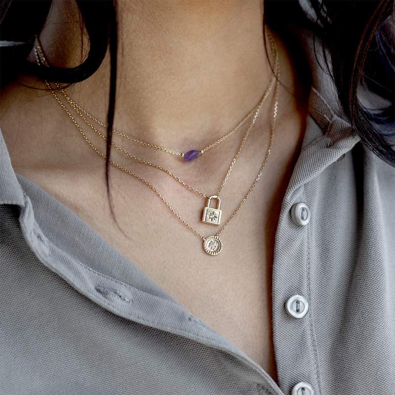 Collier plaqué or jaune médaillon perlé zirconias 45 cm - vue porté 2