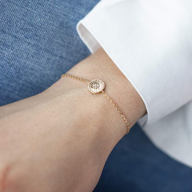Bracelet plaqué or jaune médaillon perlé zirconias 18 cm - vue porté 1