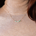 Collier plaqué or jaune quartzites verts 45 cm - vue porté 1