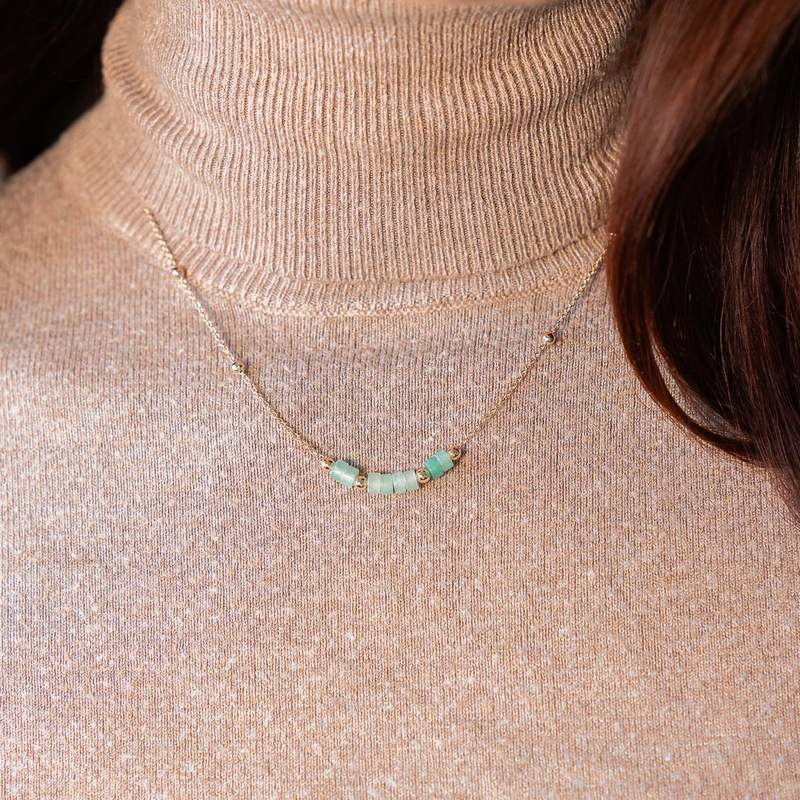 Collier plaqué or jaune quartzites verts 45 cm - vue porté 1