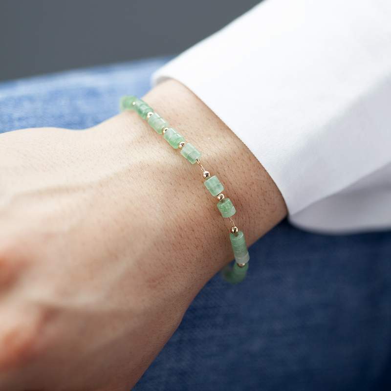 Bracelet plaqué or jaune quartzites verts 16 à 19.5 cm - vue porté 1