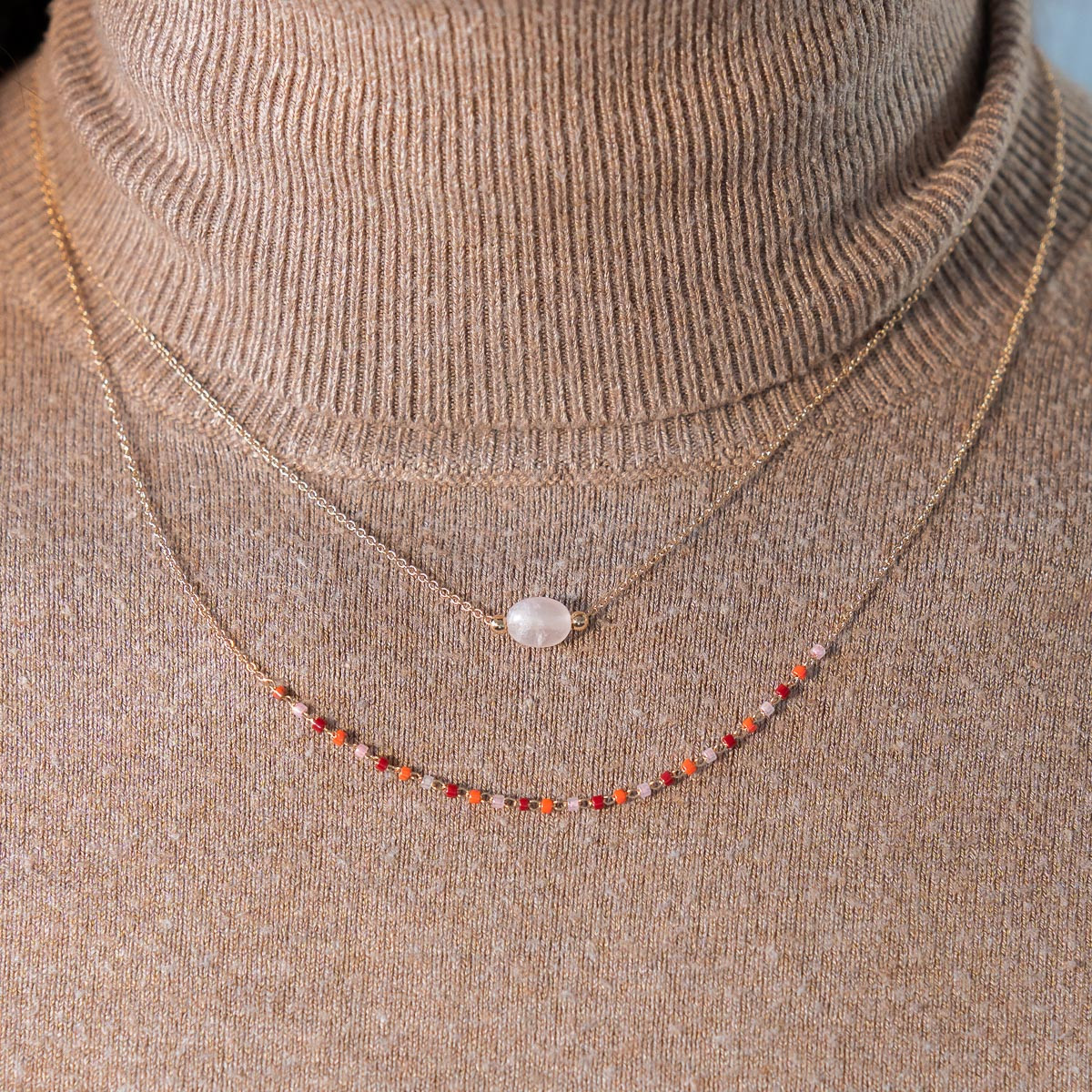 Collier double rang plaqué or jaune quartz rose perles rocaille 40 cm - vue porté 2