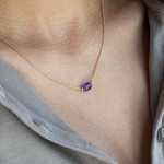 Collier plaqué or jaune améthyste 42 à 45 cm - vue porté 1