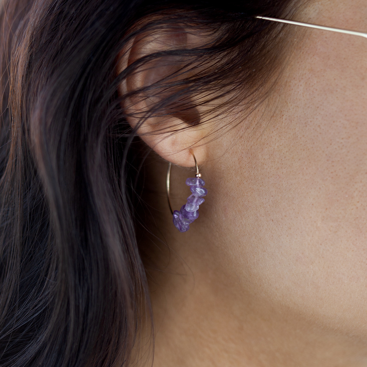 Créoles plaqué or jaune améthystes. Diamètre 25 mm - vue porté 1