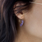 Créoles plaqué or jaune améthystes. Diamètre 25 mm - vue porté 1