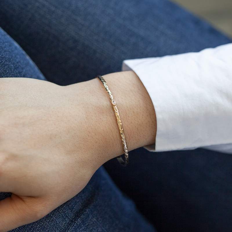 Bracelet plaqué or jaune strié zirconia 58 mm - vue porté 1