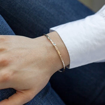 Bracelet plaqué or jaune strié pierre synthétique bleue 58 mm.