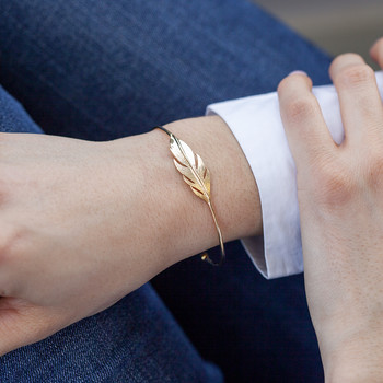Bracelet plaqué or jaune, motif plume. Diamètre 56 mm.
