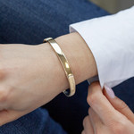 Bracelet plaqué or jaune personnalisable 62 mm - vue porté 1
