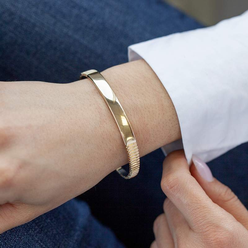 Bracelet plaqué or jaune personnalisable 62 mm - vue porté 1