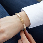 Geelgouden armband met etnisch motief 62 mm - gedragen 1 bekijken