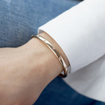 Bracelet plaqué or jaune, motif étoile zirconias. Diamètre 58 mm. - vue porté 1