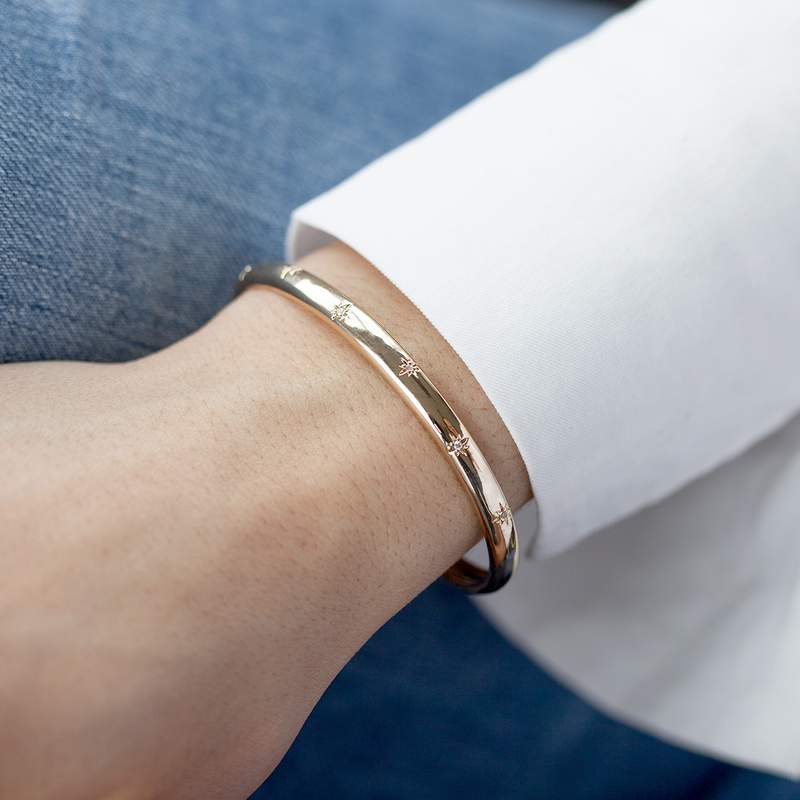Bracelet plaqué or jaune, motif étoile zirconias. Diamètre 58 mm. - vue porté 1