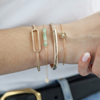 Bracelet plaqué or jaune, motif étoile zirconias. Diamètre 58 mm.