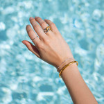 Bracelet plaqué or jaune, motif étoile zirconias. Diamètre 58 mm. - vue porté 3